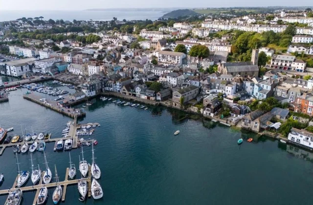 Controversy at the British Port: The Push for Bigger Cruise Ships Divides Opinions